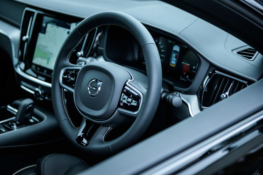 Панель приборов Volvo S60 T8 Polestar Engineered 2019 года  (JP) (фото 15 из 21)